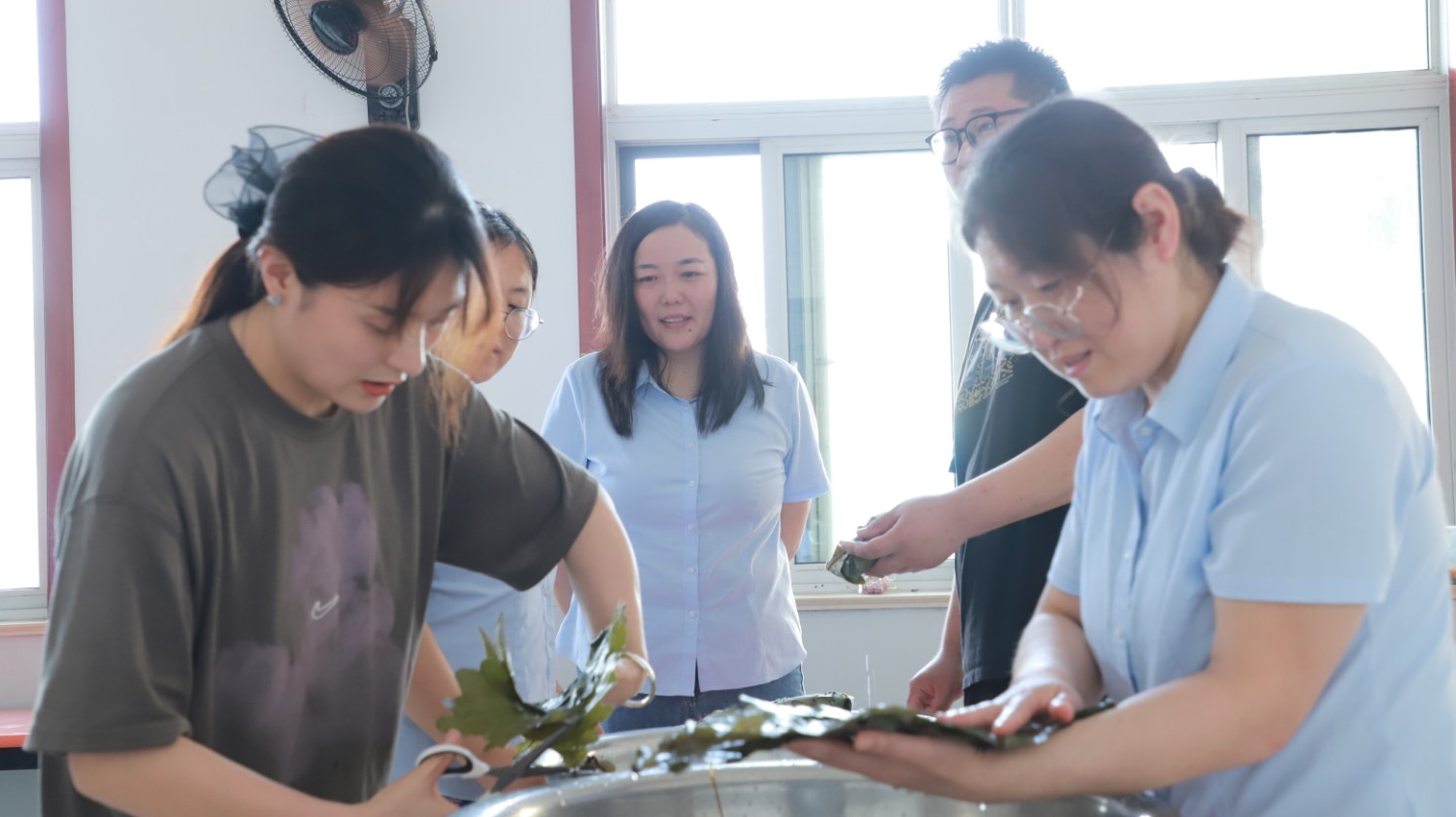 粽香飄滿(mǎn)司 端午情更濃